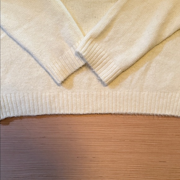 Wild Fable Cream Sweater with Black Star - Picture 4 of 5